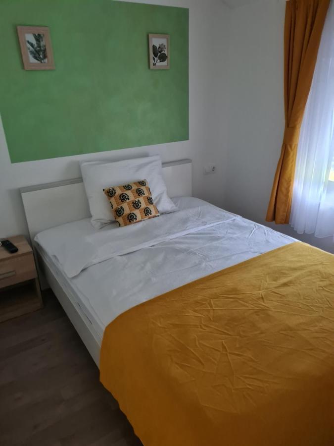 Restoran I Sobe Savic Bed and Breakfast Krnjak Buitenkant foto
